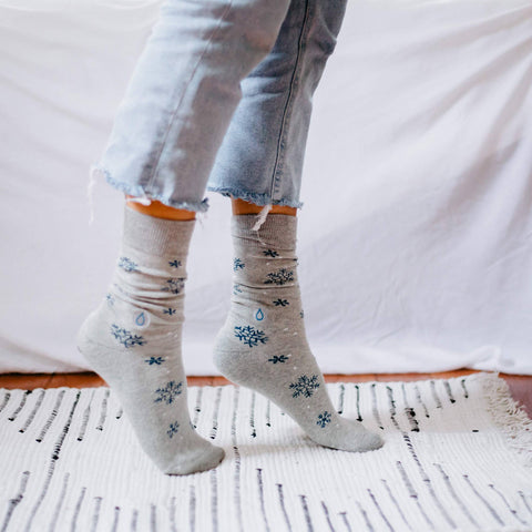 Socks that Give Water | Gray Snowflakes
